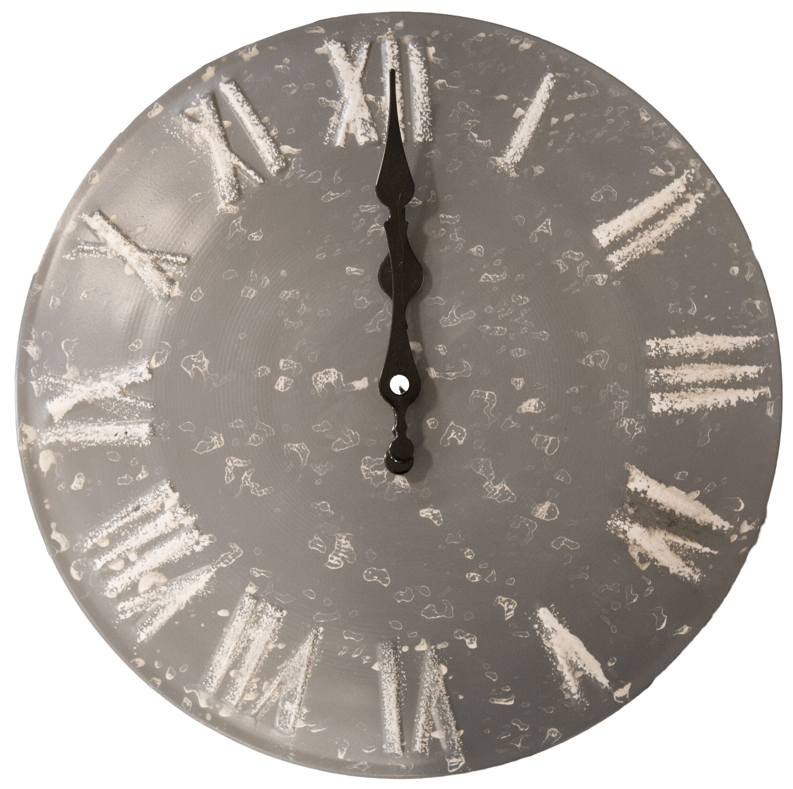 Graue Wanduhr aus MDF mit römischen Ziffern und schwarzen Zeigern, frontal abgebildet.