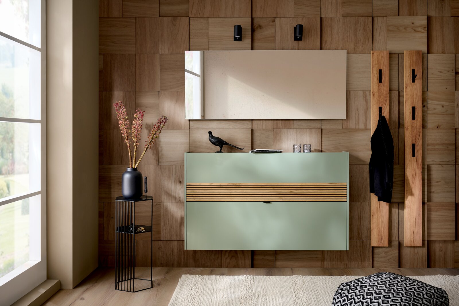 Voleo Garderoben-Set RIO Garderoben-Set in Taupegrün mit hölzernen Akzenten, bestehend aus einem wandmontierten Schrank, einem Spiegel und Kleiderhaken. Perspektive: Frontalansicht.