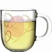Glas-Tasse mit der Aufschrift 'Beste Freundin' und Herzmotiv, seitliche Perspektive