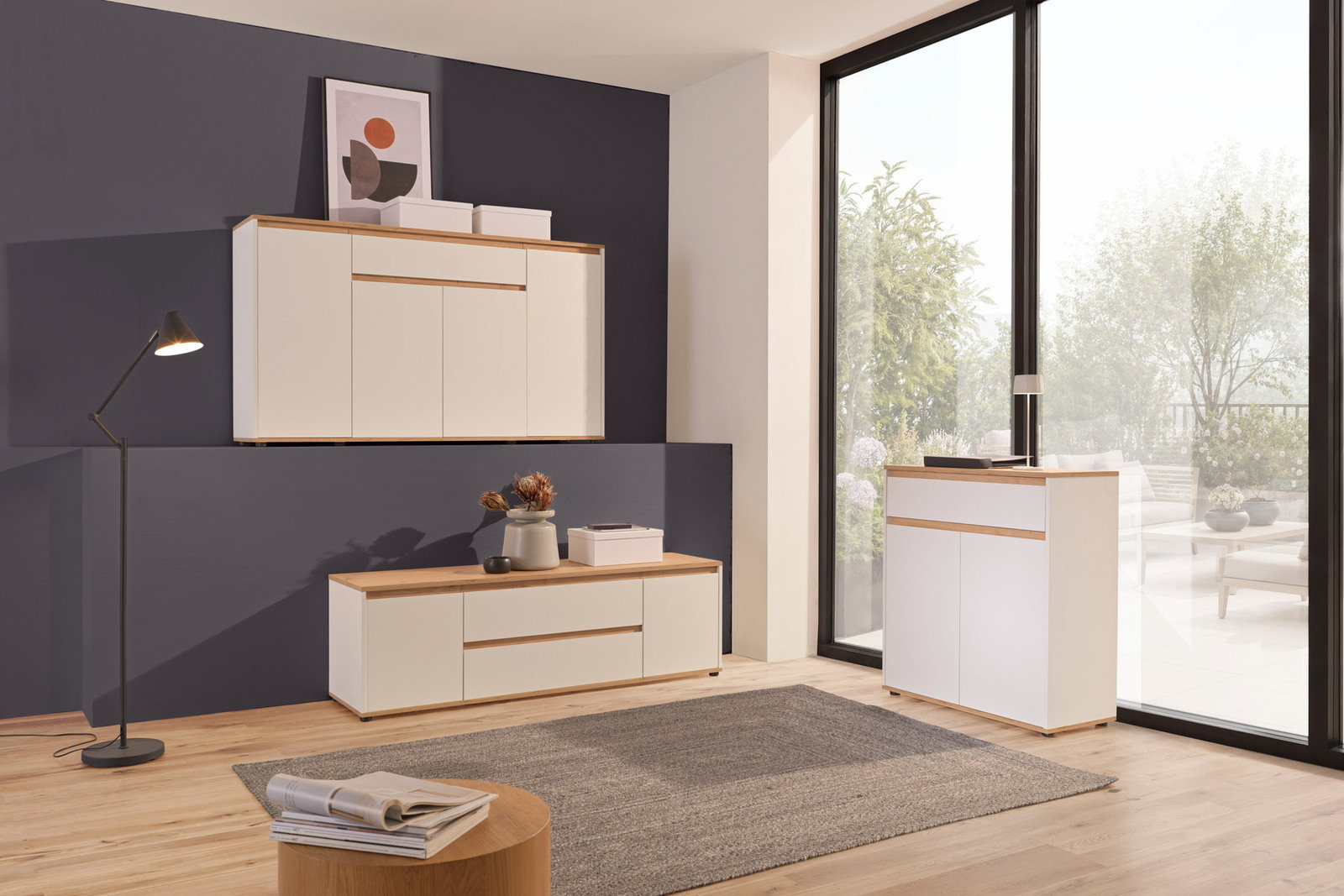 Carryhome XL-tv-lowboard MALEA Modernes Wohnzimmer mit einem weißen Sideboard und Kommode in Holzoptik, seitliche Perspektive.