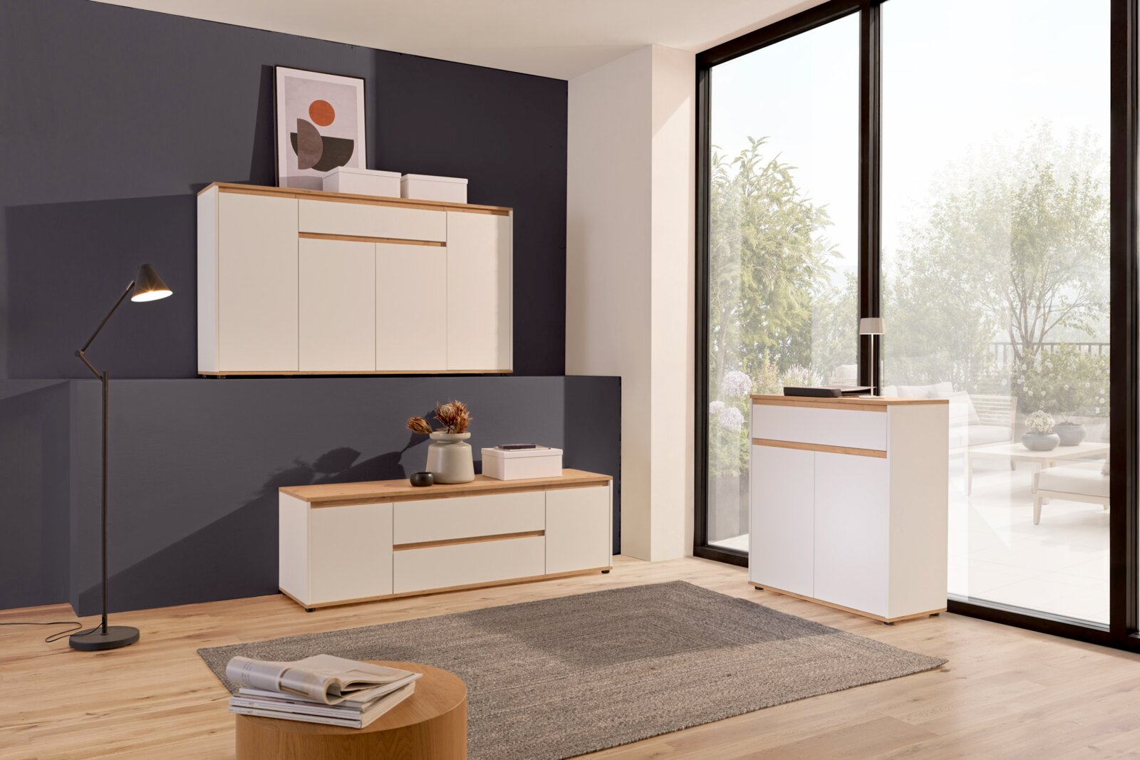 Carryhome Schuhschrank MALEA Modernes Wohnzimmer mit einem weißen Sideboard und Kommode in Holzoptik, seitliche Perspektive.