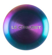 Irisierender Deckelknopf von oben mit schimmernden Farben und Le Creuset Logo.