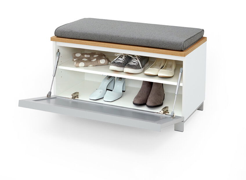 Garderobenbank mit grauem Sitzpolster, geöffnete Frontklappe, zeigt Stauraum für Schuhe und Accessoires, Perspektive von vorne