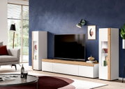 Moderne Wohnzimmeransicht mit zwei weißen Vitrinen und einem TV-Schrank in Holzoptik, frontal betrachtet.