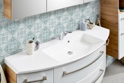 Moderne Badkombination mit geschwungenem Waschbecken und stilvollen Schubladen, seitliche Perspektive