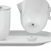 WMF Barista Milch & Zucker Set aus weißem Porzellan, bestehend aus einer Milchkanne und einem Zuckergefäß auf einem Tablett, seitliche Perspektive.