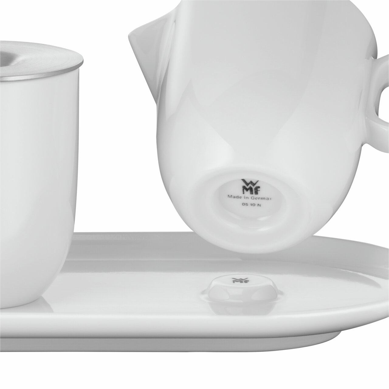 WMF Barista melk- en suikerset van wit porselein, bestaande uit een melkkan en een suikerpot op een dienblad, zijaanzicht.