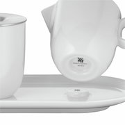 WMF Barista melk- en suikerset van wit porselein, bestaande uit een melkkan en een suikerpot op een dienblad, zijaanzicht.