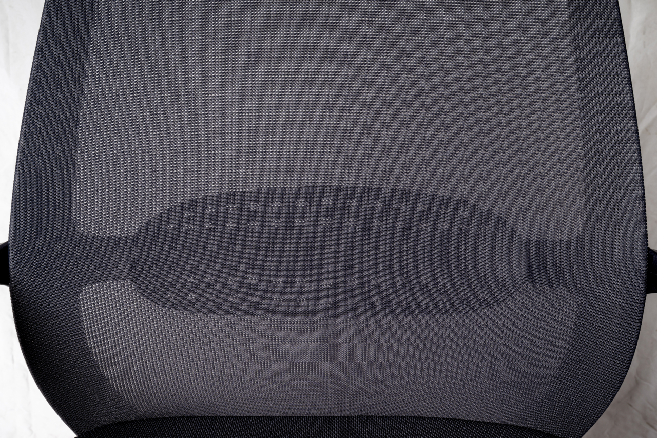 Rückansicht eines Drehstuhls mit Netzrückenlehne, von oben betrachtet.