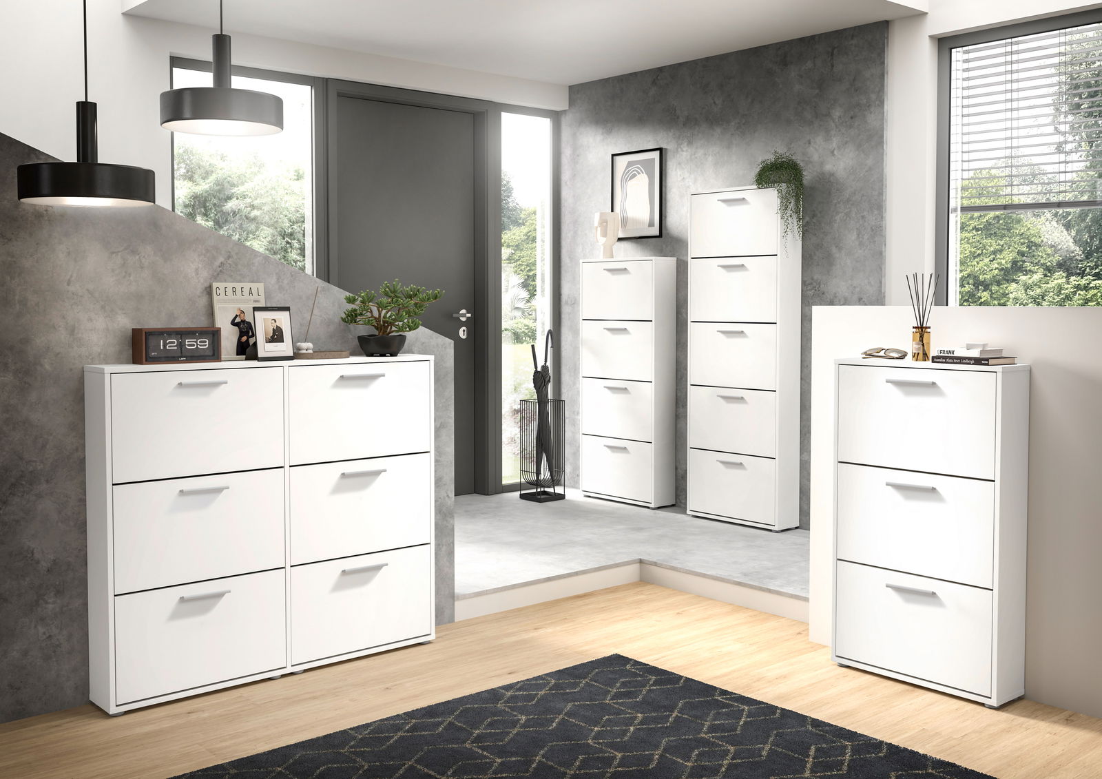 Moderner weißer Schuhkipper mit mehreren Fächern, in einem stilvollen, hellen Raum mit Holzboden und grauer Wand, aus der Perspektive von vorne links betrachtet.