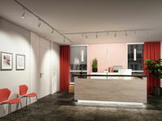 Moderne Schienenpendelleuchte Catalejo URAIL in einem stilvollen Empfangsbereich, seitliche Perspektive.