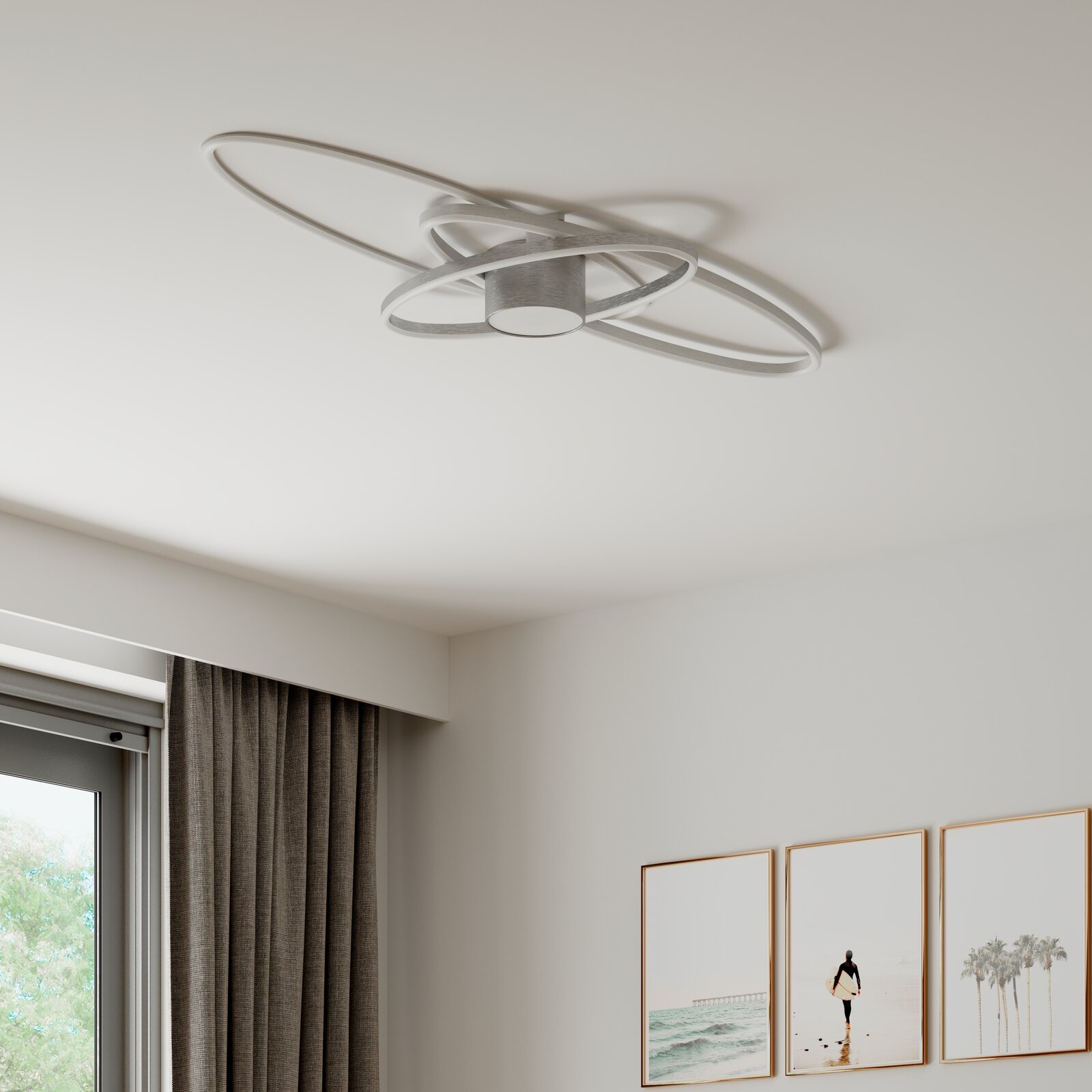 Moderne LED-Deckenleuchte mit drei überlappenden, ovalen Ringen in gebürsteter Metalloptik an weißer Zimmerdecke, fotografiert aus Untersicht (Blick nach oben) in einem hellen Wohnraum.
