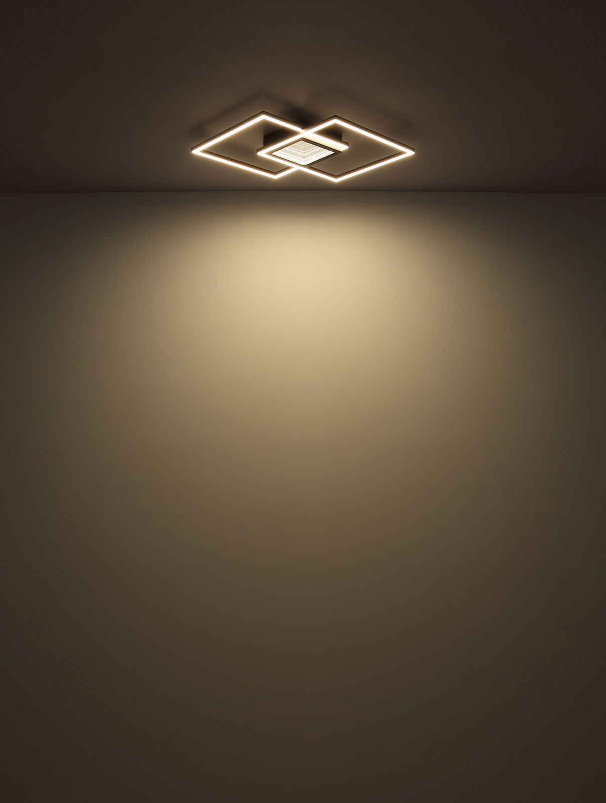 Moderne Deckenleuchte mit geometrischem Design, von unten betrachtet.