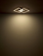 Moderne Deckenleuchte mit geometrischem Design, von unten betrachtet.