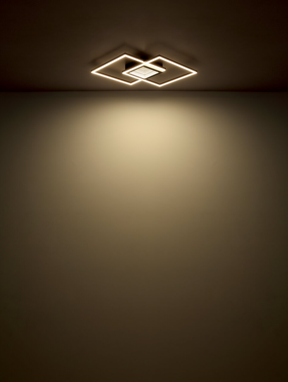 Moderne Deckenleuchte mit geometrischem Design, von unten betrachtet.