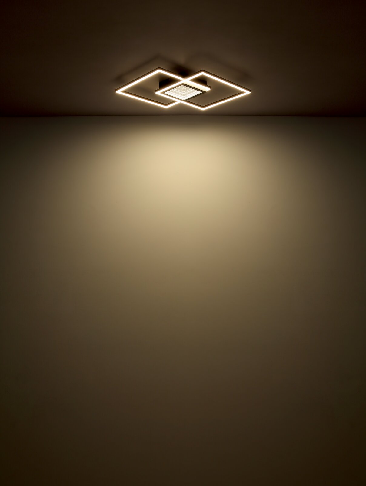 Moderne plafondlamp met een geometrisch ontwerp, gezien van onderaf.