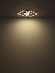 Moderne Deckenleuchte mit geometrischem Design, von unten betrachtet.