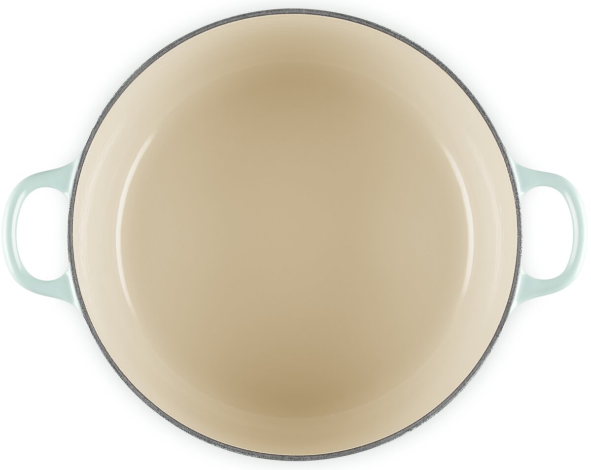 Runder Kochtopf mit zwei hellblauen Seitengriffen und cremefarbener Emaille-Innenseite, Draufsicht von oben auf weißem Hintergrund