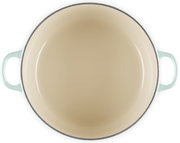 Runder Kochtopf mit zwei hellblauen Seitengriffen und cremefarbener Emaille-Innenseite, Draufsicht von oben auf weißem Hintergrund