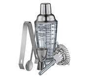Bar Set Cosmopolitan 5-teilig, bestehend aus einem Cocktailshaker mit Rezepten, einem Jigger, einem Barlöffel, einer Eiszange und einem Barsieb, aus Edelstahl, frontal abgebildet.
