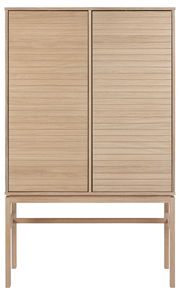 Hochschrank aus hellem Holz mit zwei Türen, frontale Ansicht