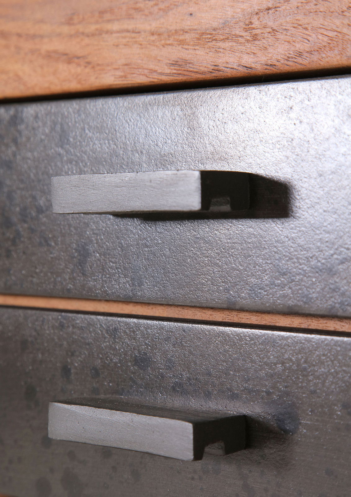 Nahaufnahme von zwei Schubladengriffen an einem Servierwagen aus Metall mit Holzdetails, seitliche Perspektive.