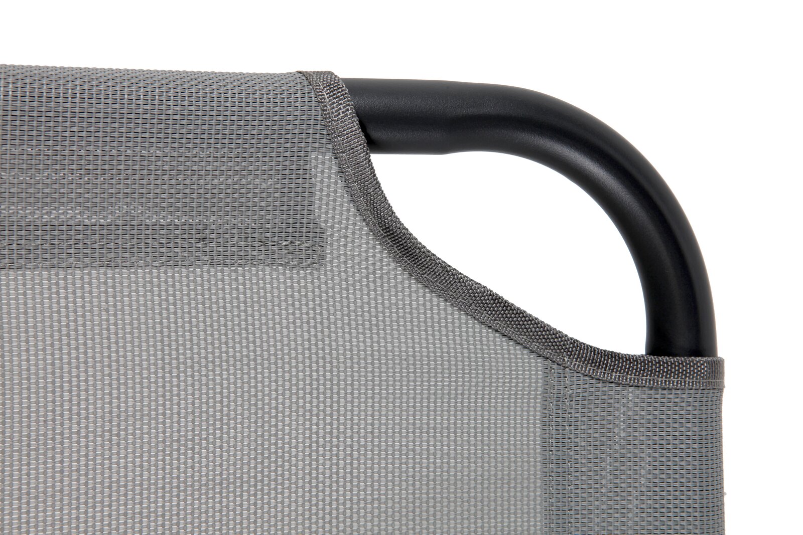 Nahaufnahme einer grauen Liege mit schwarzem Metallrahmen, seitliche Perspektive