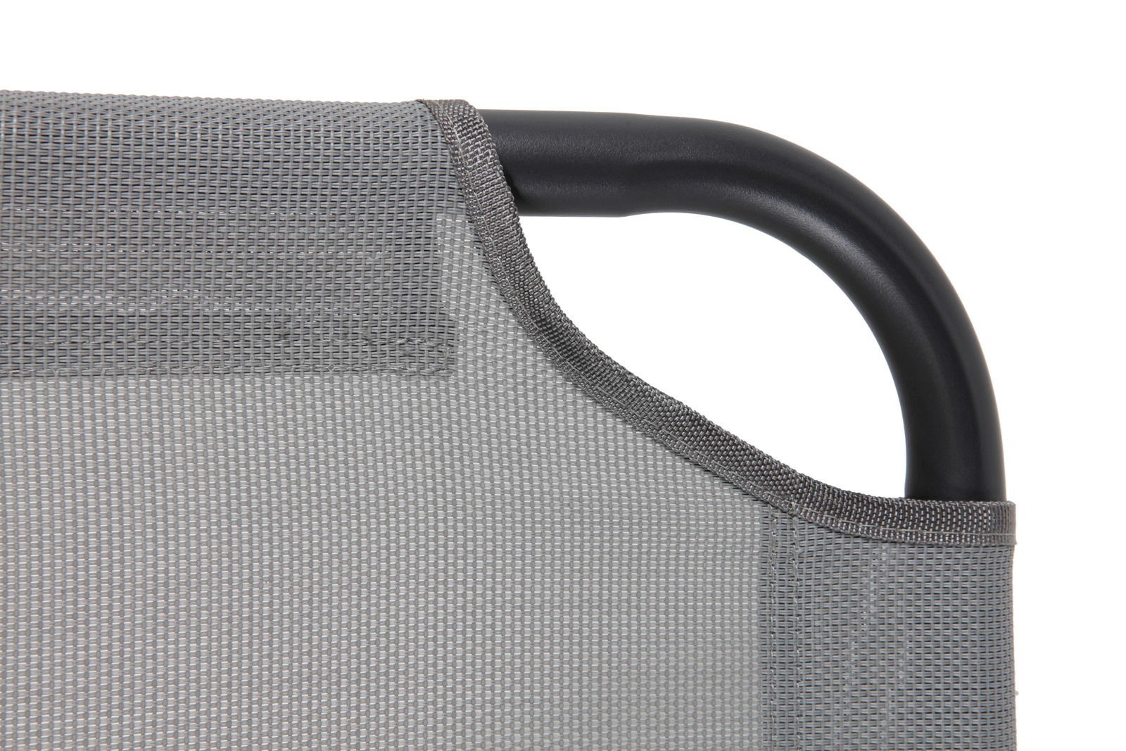 Nahaufnahme einer grauen Liege mit schwarzem Metallrahmen, seitliche Perspektive