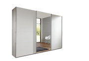 Moderner, dreitüriger Schwebetürenschrank in Weiß mit Spiegel in einem hellen Raum, seitliche Perspektive.