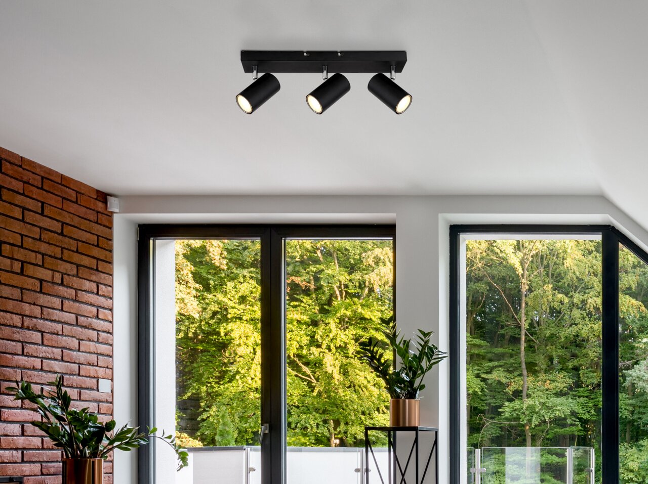 Globo Lighting Strahler ROBBY Moderner Deckenstrahler mit drei verstellbaren Leuchten in einem stilvollen Wohnzimmer, Perspektive von unten.