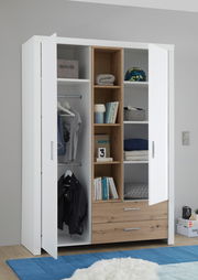 Moderner, geöffneter Drehtürenschrank mit zwei Türen, weiß und holzfarben, mit Regalen und Kleiderstange, aus frontaler Perspektive.