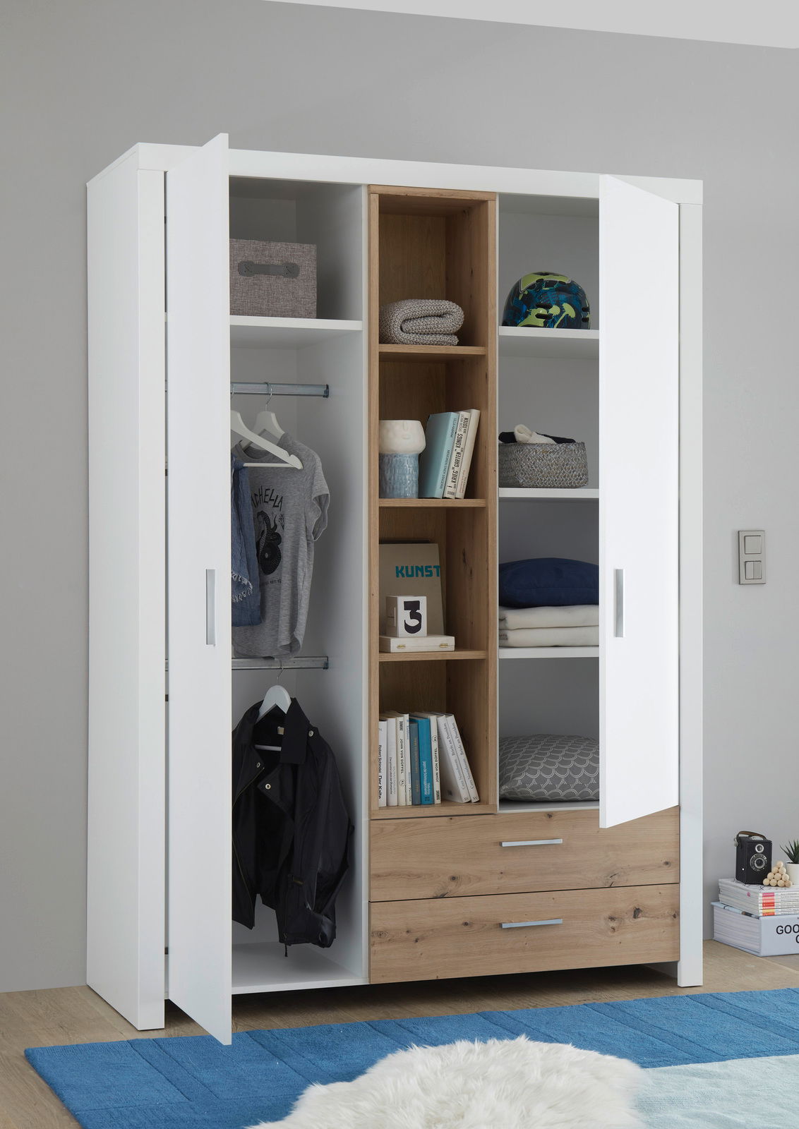 Moderner, geöffneter Drehtürenschrank mit zwei Türen, weiß und holzfarben, mit Regalen und Kleiderstange, aus frontaler Perspektive.