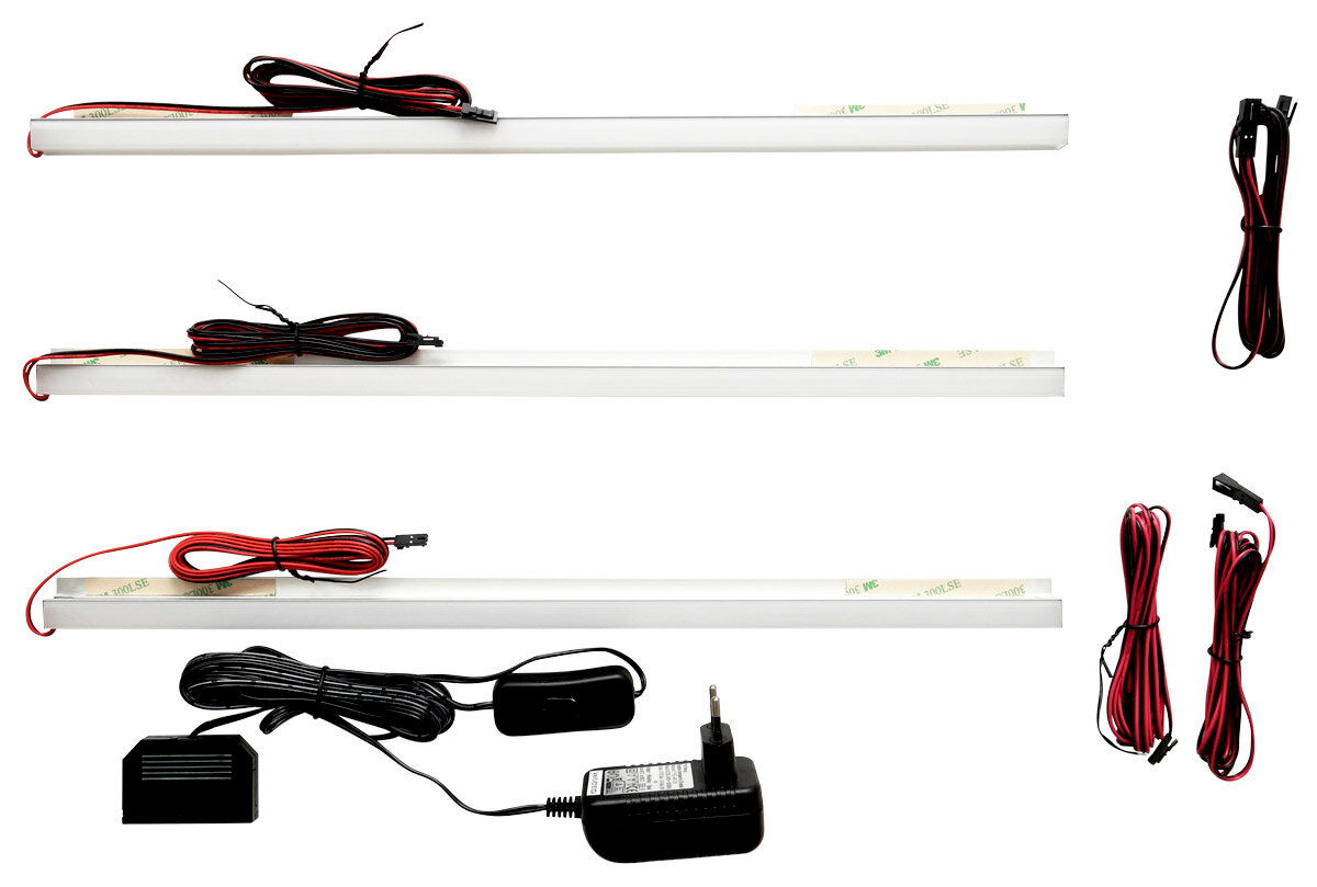 XORA 3er-Set Rückwandbeleuchtung CALI Draufsicht auf ein 3er-Set LED-Rückwandbeleuchtung mit Kabeln und Netzteil.