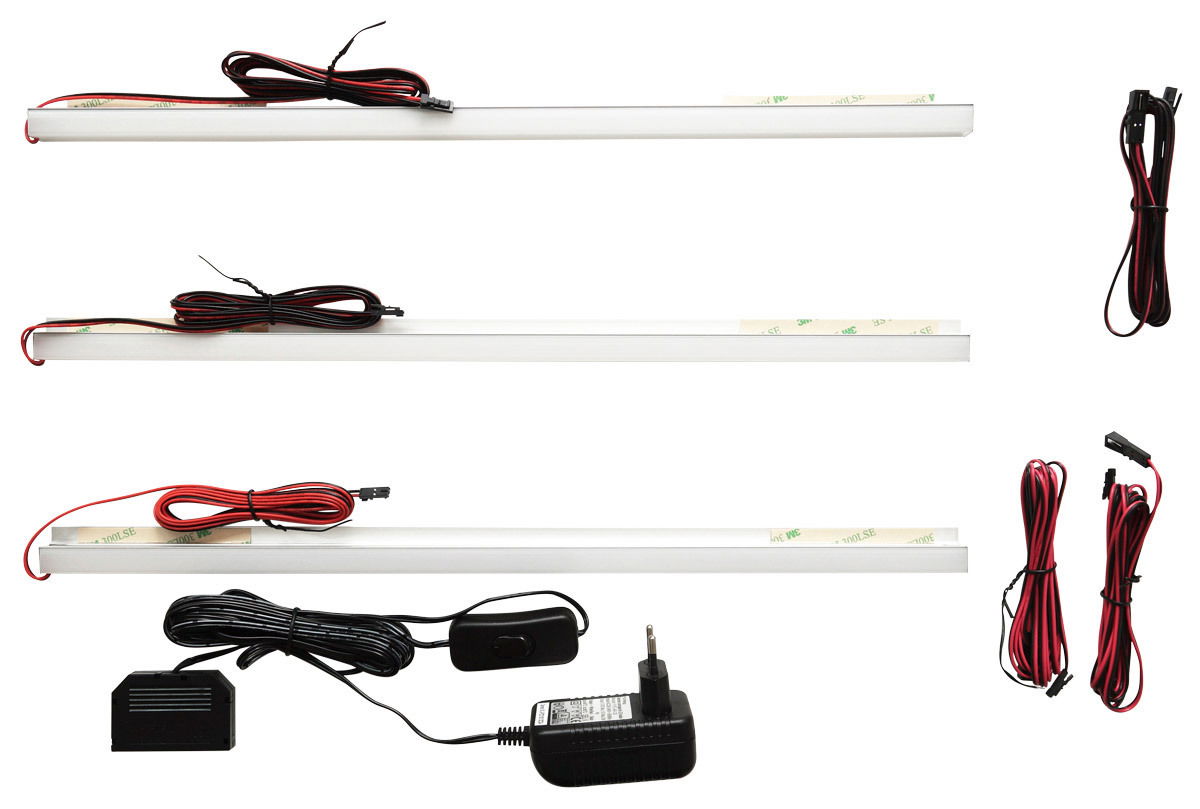 Draufsicht auf ein 3er-Set LED-Rückwandbeleuchtung mit Kabeln und Netzteil.