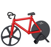 Roter Pizzaschneider in Form eines Fahrrads mit zwei schwarzen Schneidrädern, seitliche Perspektive