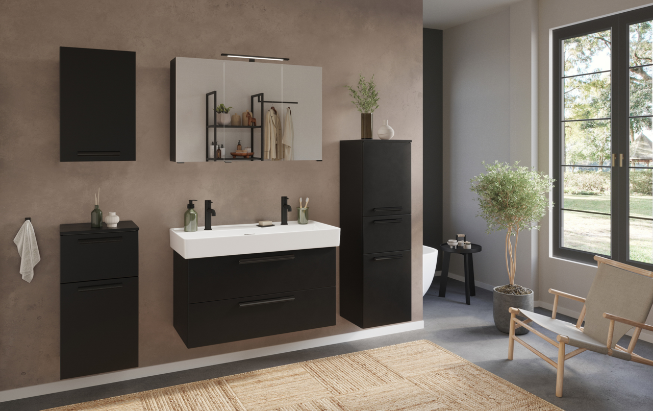 Modernes Badezimmer mit schwarzem Midischrank, Waschtisch und Spiegelschrank, seitliche Perspektive