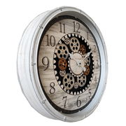 Seitliche Ansicht einer Wanduhr mit Zahnrädern im Vintage-Stil.