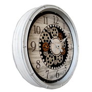 Seitliche Ansicht einer Wanduhr mit Zahnrädern im Vintage-Stil.