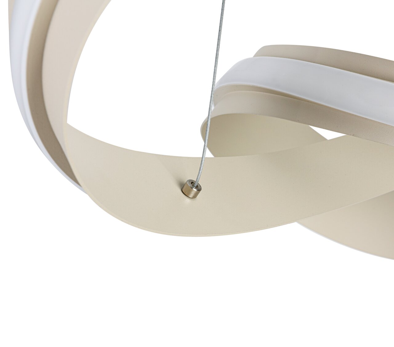 Close-up van een moderne LED-hanglamp met een gebogen vormgeving in beige en wit, gezien van onderaf.