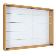 Wandvitrine mit hellem Holzrahmen, Glas-Schiebetüren und mehreren Glasböden, perspektivische Ansicht schräg von vorne