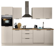 Moderne Küchenzeile in heller Farbe mit eingebautem Backofen, Dunstabzugshaube, Spüle und Arbeitsfläche, frontal betrachtet.