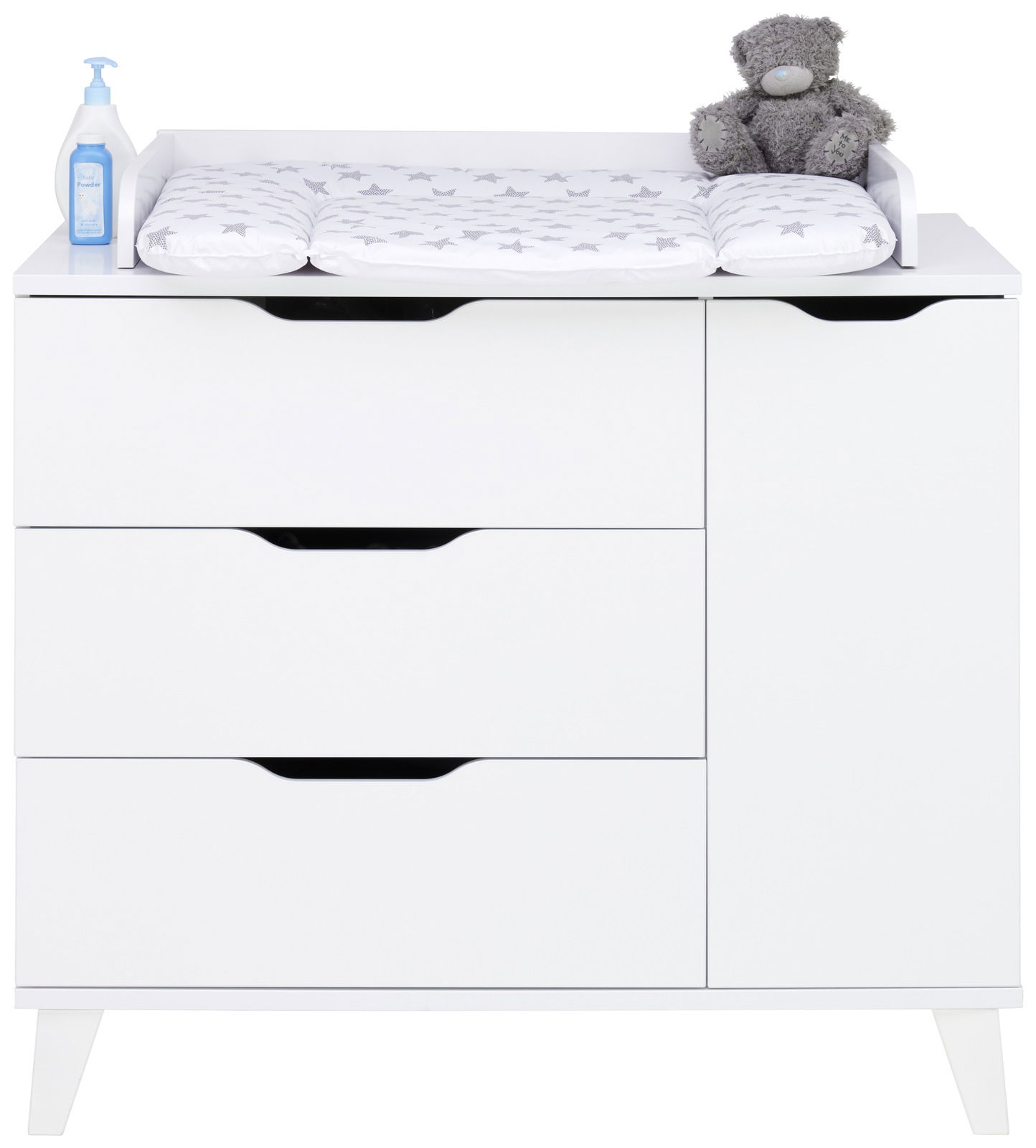 Weiße Wickelkommode mit drei Schubladen und einem Schrank, von vorne gesehen, mit Wickelauflage, Teddybär und Babyöl.