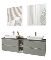 Moderne Badkombination mit zwei Waschbecken, grauen Schubladen und offenen Regalfächern, frontal betrachtet.