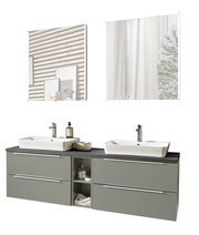 Moderne Badkombination mit zwei Waschbecken, grauen Schubladen und offenen Regalfächern, frontal betrachtet.