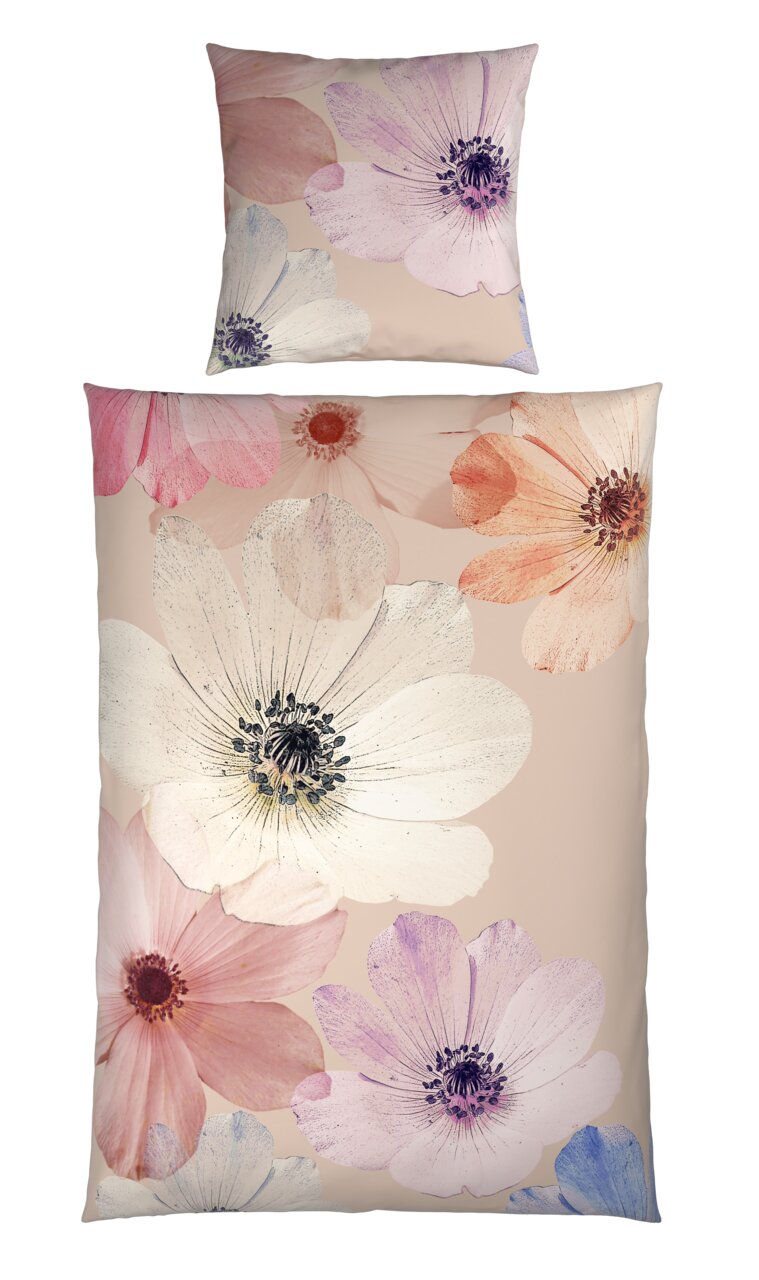 Bettwäsche-Set mit großflächigem Blumenmuster in sanften Pastelltönen, bestehend aus einem Kissenbezug und einem Deckenbezug. Die Perspektive zeigt das Set von oben.