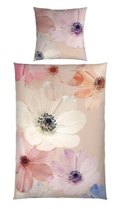 Bettwäsche-Set mit großflächigem Blumenmuster in sanften Pastelltönen, bestehend aus einem Kissenbezug und einem Deckenbezug. Die Perspektive zeigt das Set von oben.