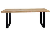 Moderner Esstisch mit Holzplatte und schwarzen Metallbeinen, seitliche Perspektive