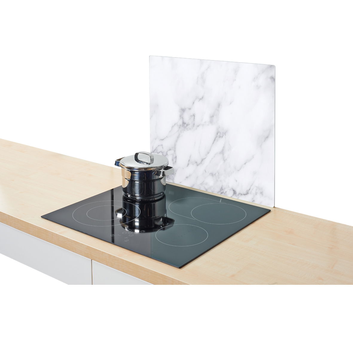 Herdblende mit Marmoroptik, seitliche Perspektive, auf einem Herd mit Topf