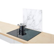 Herdblende mit Marmoroptik, seitliche Perspektive, auf einem Herd mit Topf