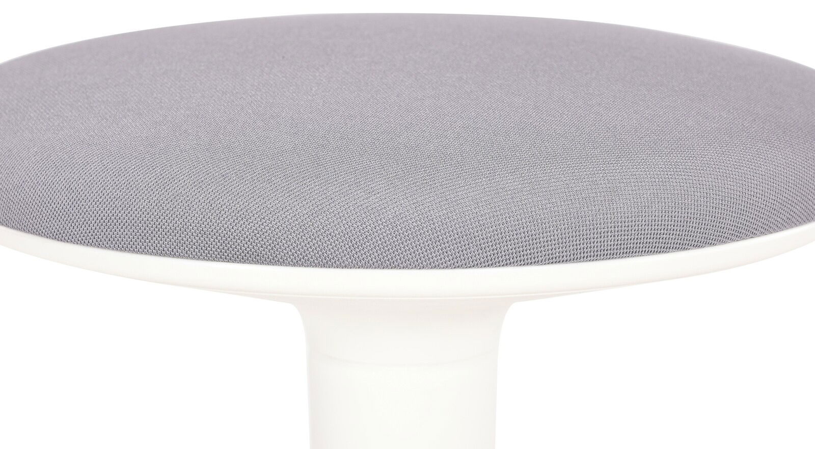 Nahaufnahme eines grauen Sitzhockers mit weißem Gestell, von der Seite betrachtet.